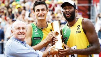 Evandro e André Loyola calam torcida na Áustria, vencem anfitriões e faturam o Mundial de vôlei de praia Evandro Andre Loyola Trofeu Mundial de Volei de Praia 06/08/2017
