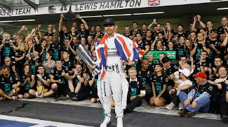 Revista diz que Schumacher voltou a andar; família nega e pede respeito Hamilton este