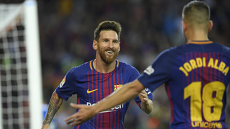 Messi faz três, Suárez marca na volta, Barcelona goleia Espanyol e segue 100% Messi comemora gol contra o Espanyol