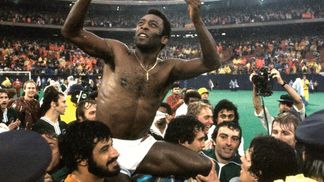 No aniversário do Rei, os bastidores de último jogo de Pelé pelo Cosmos: 'Nunca o vi como uma pessoal normal' Pele é carregado por seus companheiros de Cosmos no Giants Stadium após seu jogo de despedida, há 40 anos