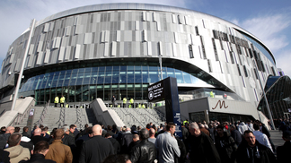 Como 'carnê' de R$ 3,2 bilhões de novo estádio fez Tottenham investir no futebol só 5% do que City gastou em 4 anos Torcedores do Tottenham chegam ao novo estádio do time