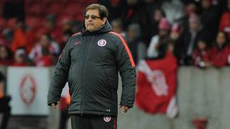 Guto Ferreira testa garoto Jeferson no meio de campo Guto Ferreira, na vitória do Internacional sobre o Luverdense na Série B