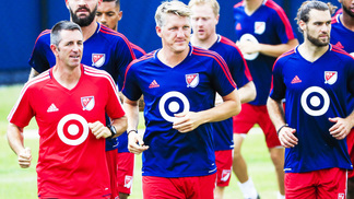 Bola, passeio de bike, beisebol e restaurante com mulher famosa: como Schweinsteiger conquista Chicago e renasce para o futebol Schweinsteiger durante treino do Fire
