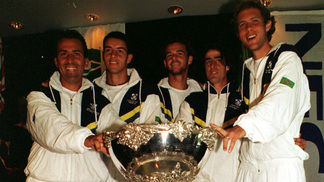 Com as mudanças, Copa Davis morreu: perdeu o sentido, a magia e a importância Ricardo Acioly, André Sá, Gustavo Kuerten, Fernando Meligeni e Jaime Ongins junto com a Copa Davis