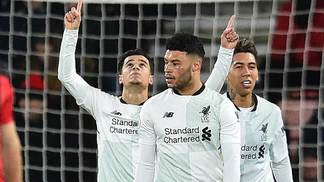 Companheiro defende Coutinho de críticas por Barcelona: 'O mais profissional que vi' Philippe Coutinho comemora gol do Liverpool contra o Bournemouth com Chamberlain e Firmino