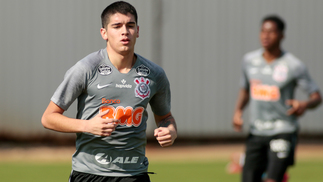 Nenhum gol e R$ 26,5 mil por minuto em campo: o 10º jogador mais caro da história do Corinthians Angelo Araos durante treino do Corinthians, no CT Joaquim Grava