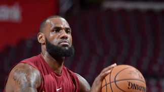 LeBron considera comprar Cavs; veja se ele já tem dinheiro para isso LeBron James em ação diante dos Hawks