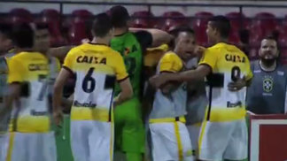 Criciúma vira para cima do CRB pela Série B Jogadores do Criciúma festejam gol contra o CRB