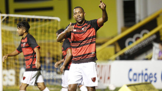 Criciúma supera retranca do Oeste, mas cede empate no final Robert comemora gol do Oeste