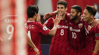 Hulk decide, Shanghai SIPG vence time de Felipão pela 1ª vez na história e abre vantagem na Copa da China Oscar e Hulk comemoram gol do Shanghai SIPG sobre o Guangzhou Evergrande pela Copa da China