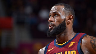 Com recorde de assistências de LeBron James, Cavaliers derrotam Hawks LeBron James deu 17 assistências na partida