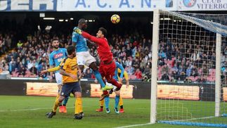 Napoli vence Verona e descansa como líder na Itália; Milan bate Crotone Napoli venceu e manteve a liderança