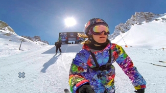 Atletas usam criatividade para registrar as imagens nos X Games Snowboarder desce no Slopestyle com uma câmera e a aste na mão