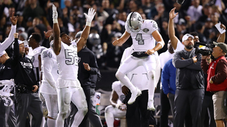 Raiders conseguem virada com relógio zerado, e Chiefs perdem segunda na temporada Derek Carr comemora o touchdown da vitória
