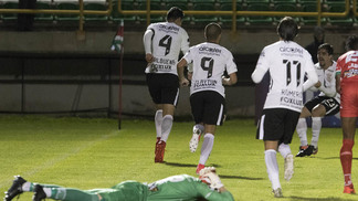 Herói, zagueiro Balbuena atua como tradutor e corrige até a gafe de jornalista em coletiva Herói, zagueiro Balbuena atua como tradutor e corrige até a gafe de jornalista em coletiva