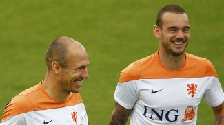 Quatro jogos, três viradas holandesas: 'Cardiologistas estão felizes', brinca Robben Robben e Sneijder sorriem durante o treino da Holanda nesta segunda