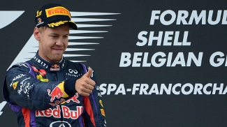No futebol, Red Bull também tem sua 'Toro Rosso' e a equipe principal Sebastian Vettel comemora a vitória no pódio de Spa-Francorchamps, na Bélgica, em 2013