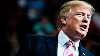 Em guerra com a NFL, Trump faz petição para ficarem em pé durante hino Donald Trump Discurso EUA 22/09/2017