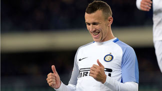 Inter de Milão passa aperto, mas afunda o Verona fora de casa e cola no líder Napoli Perisic marcou um dos gols da Inter de Milão na vitória