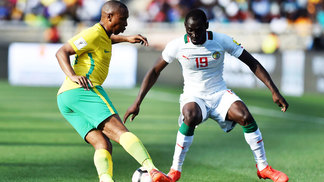 Fifa manda repetir jogo das eliminatórias em que juiz banido marcou pênalti absurdo; reveja o lance Africa do Sul Senegal Eliminatórias Copa-2018 12/11/2016
