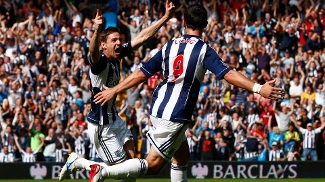 Liverpool é derrotado pelo West Bromwich e mantém má fase da última temporada no Inglês Gera (à esq.) celebra com Long o primeiro gol do West Bromwich sobre o Liverpool