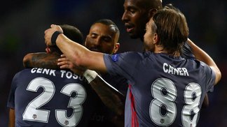 Com gol de Talisca, Besiktas surpreende e bate Porto em Portugal; Monaco empata contra o Red Bull na Alemanha Besiktas comemora contra o Porto