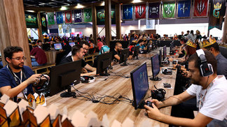 O esporte eletrônico se espalha pela Brasil Game Show; confira as atrações Público testa o cardgame Gwent na BGS 2016