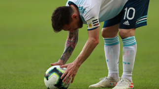 Como 'autorização expressa' faz Brasil ser esculachado por Messi e companhia para todo planeta Messi ajeita bola durante jogo entre Argentina e Venezuela, no Maracanã, pela Copa América