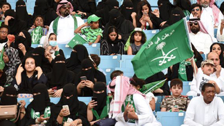 Arábia Saudita permite entrada de mulheres em estádios a partir de 2018 Mulheres sauditas poderão frequentar estádios a partir de 2018