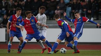 United vacila no final, perde na Suíça e ainda não avança às oitavas da Champions O Basel derrotou o Manchester United por 1 a 0, na Suíça
