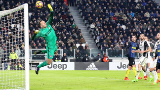 Handanovic pega até pensamento, e clássico entre Inter e Juventus termina empatado Handanovic foi o destaque da partida entre Juventus e Inter de Milão, em Turim