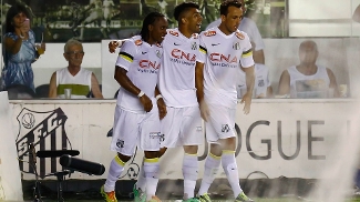 Huracán empata sem gols com Alianza Lima e se garante no grupo do Cruzeiro Santos, com o 5 a 1, relembrou a Era Pelé ao massacrar o maior rival