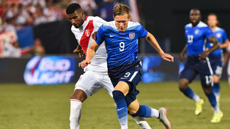 A ‘pior decisão da história’: para jogar Copa, ele trocou Islândia pelos Estados Unidos; e se deu mal Aron Johannsson em ação pelos EUA