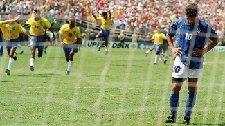 Roberto Baggio reage após perder o pênalti decisivo na final da Copa de 1994; Brasil vence a Itália e fica com o título Roberto Baggio reage após perder o pênalti decisivo na final da Copa de 1994; Brasil vence a Itália e fica com o título