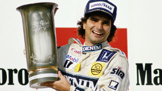 'Porrada' com Mansell, Prost 'ladrão' de mulheres e rivalidade com Senna: Piquet abre o jogo 30 anos após o tri Nelson Piquet levanta troféu do GP da Hungria, em 1986