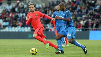 Zagueiro que trocou Cruzeiro pelo Grêmio lembra quando parou Barcelona de Messi e deixou Suárez nervoso Naldo foi destaque no empate do Getafe conta o Barcelona na temporada 2014/2015