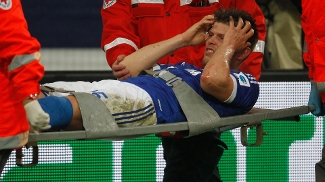 Huntelaar lesiona joelho esquerdo e deve perder o restante da temporada pelo Schalke Huntelaar deixa o campo durante o clássico contra o Dortmund