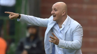 Com risco de queda no Equatoriano, rival do Fluminense diz que Sul-Americana não é prioridade Pablo Repetto no comando da LDU durante jogo da Copa Sul-Americana