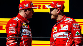 Há quatro anos sem vencer, Raikkonen renova com a Ferrari e seguirá 'fiel escudeiro' de Vettel em 2018 Kimi Raikkonen e Sebastian Vettel no pódio do GP da Hungria de F-1 em 2017