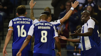 Disputando liderança, Porto e Sporting jogam em casa Jogadores do Porto comemoram gol