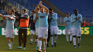 Lazio faz lição de casa, goleia o Crotone e se aproxima dos líderes Jogadores da Lazio celebram triunfo contra a Crotone