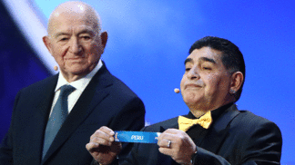 'A mão de Deus': imprensa francesa diz que Maradona deu sorte e comemora grupo na Copa do Mundo Maradona Sorteio Peru Copa do Mundo Futebol Getty
