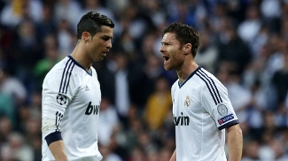 Cristiano Ronaldo e Xabi Alonso protagonizam discussão por causa de marca de chuteira Cristiano Ronaldo e Xabi Alonso discutiram neste sábado: Nike ou Adidas?