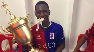 Conheça o diamante da Série B que com apenas 17 anos já é patrocinado pela Nike, conquistou acesso e tem multa que é uma 'pechincha' Jhonny Lucas tem apenas 16 anos, mas é tratado como uma joia no Paraná