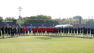 Barcelona e Real fazem minuto de silêncio em homenagem a vítimas de atentado na Espanha Equipe do Barcelona faz um minuto de silêncio durante treino, em homenagem às vítimas do atentado dessa quarta-feira