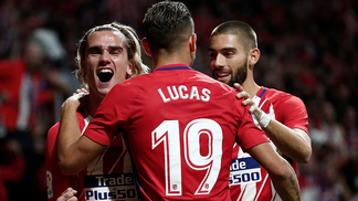Oblak pega pênalti, Atlético de Madri vence Bilbao e mantém invencibilidade no Espanhol Jogadores do Atlético de Madrid comemoram o gol marcado por Yannick Carrasco