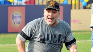 Maradona aposta em Grêmio na final, critica Real e diz não gostar do PSG: 'Muito Neymardependente' Diego Maradona durante evento de futebol na Índia