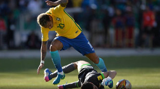 Neymar pede camisa de Lampe após grande atuação do goleiro boliviano Neymar parou no goleiro da Bolívia