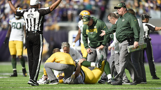 O efeito das pancadas na milionária NFL e no futebol americano: fazer seguro para corpo dos atletas fica mais difícil Contusões como a de Rodgers aterroziam a liga