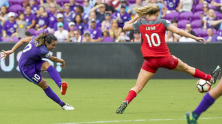Time de Marta perde e é eliminado na semi da Liga Norte-Americana Marta arrisca chute em jogo do Orlando Pride